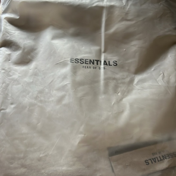 BNWT Men’s FEAR OF GOD ESSENTIALS Light Oatmeal Relaxed Sweatshirt XXS. XL & XXL - Picture 3 of 9